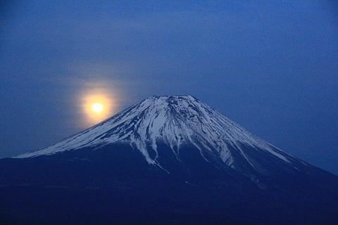 スーパームーンと富士山写真