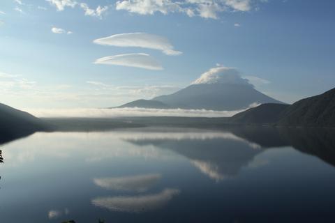 本栖湖からの富士山の写真