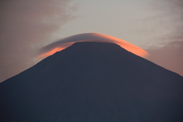 富士山と笠雲の写真