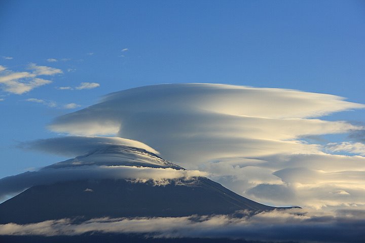 富士山と吊るし雲の写真