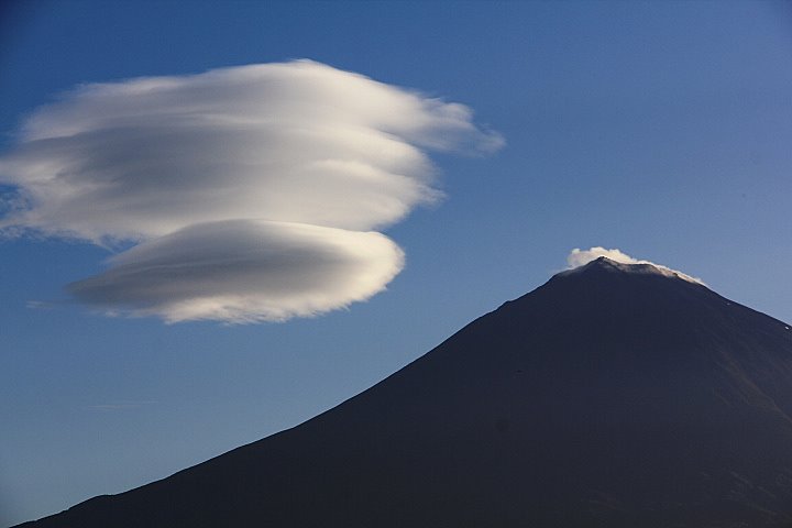 富士山と吊るし雲の写真