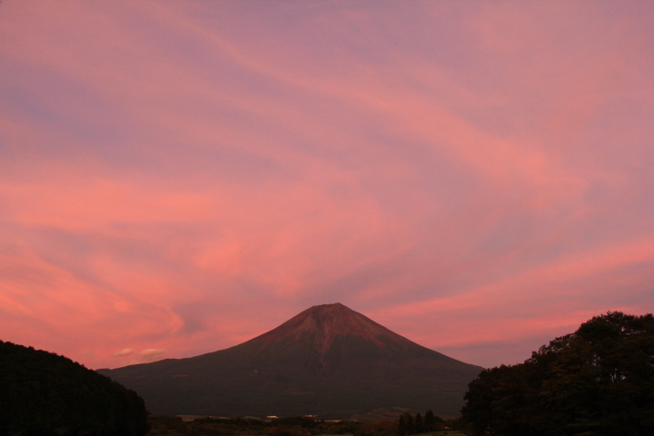 夕焼けの富士山の写真