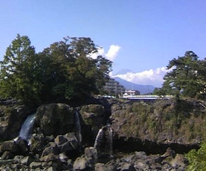 鮎壺の滝と富士山の写真