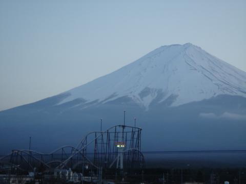 富士急ハイランドと富士山の写真
