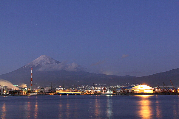 富士山と工場夜景の写真