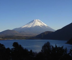 本栖湖からの富士山の写真