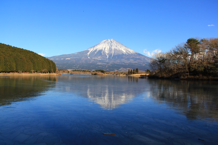 田貫湖と富士山の写真
